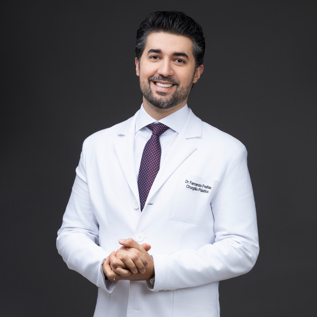 Dr. Fernando Freitas — cirurgião plástico